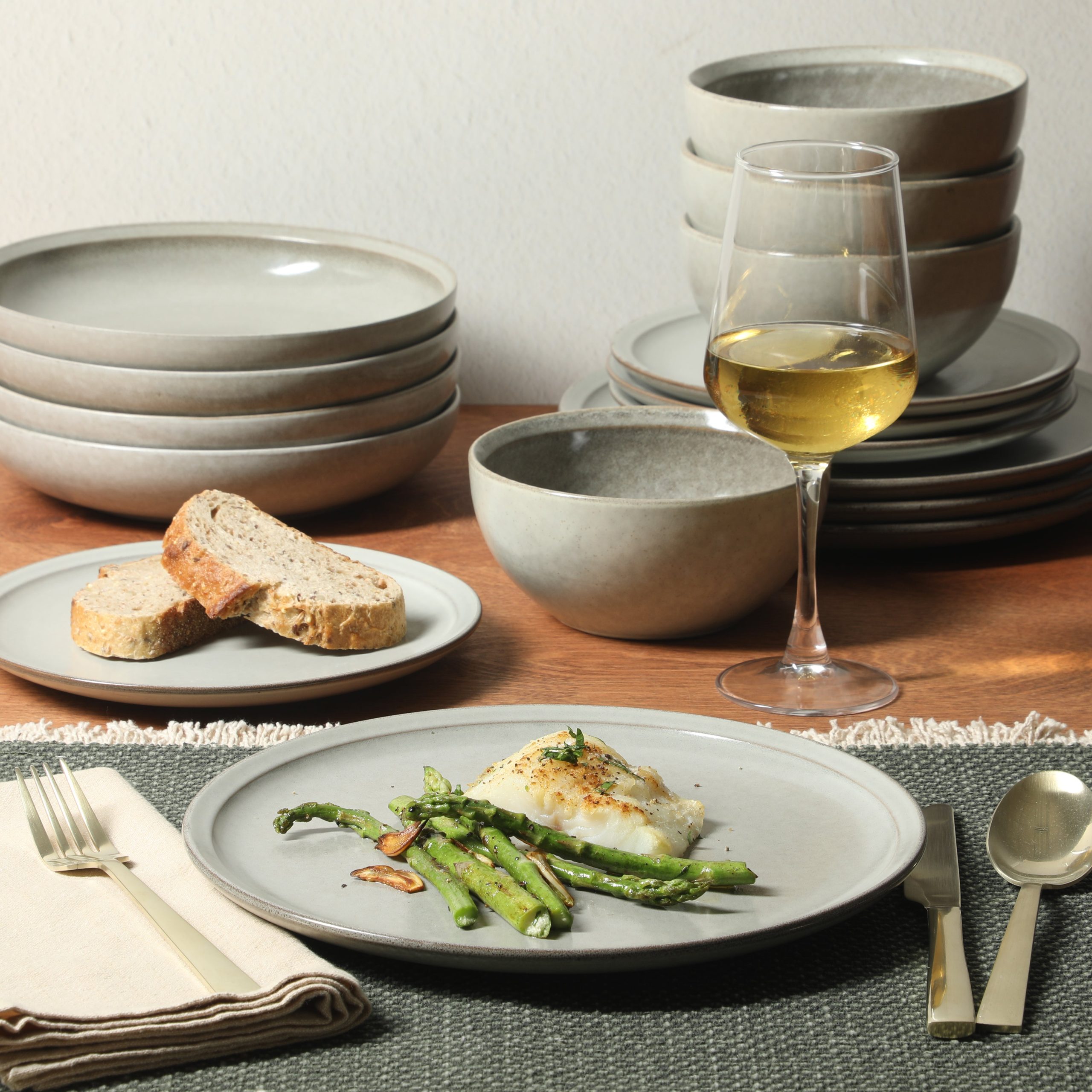 Gibson Elite Beckett Stoneware Matte Reactive Glaze 16 Piece (Service for 4) Plates and Bowls Dinnerware Set - Image 15