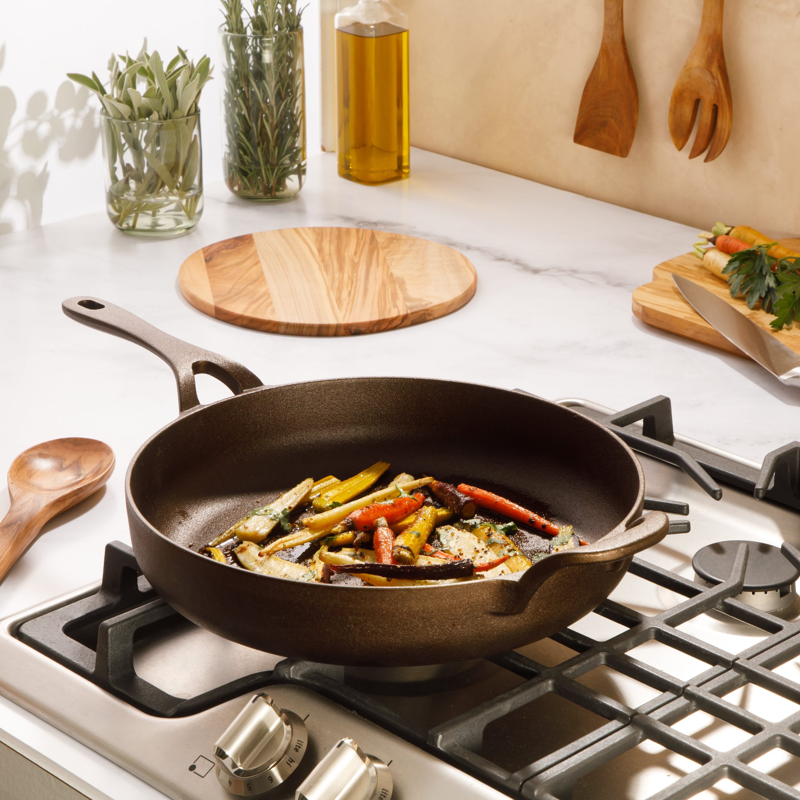 Bloomhouse Natural Bronze Finish Cast Iron Skillet with Long Handle, Helper Handle & Olive Wood Trivet – Olive Oil Treated Fry Pan, Oven & Stovetop Safe - Image 2
